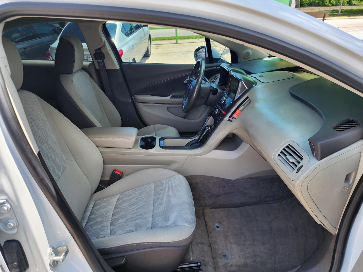 2015 WHITE Chevrolet Volt (1G1RA6E45FU) with an ELECTRIC engine, Continuously Variable Transmission transmission, located at 2660 S.Garland Avenue, Garland, TX, 75041, (469) 298-3118, 32.885387, -96.656776 - Welcome to DallasAutos4Less, one of the Premier BUY HERE PAY HERE Dealers in the North Dallas Area. We specialize in financing to people with NO CREDIT or BAD CREDIT. We need proof of income, proof of residence, and a ID. Come buy your new car from us today!! This is a very well cared for 2015 Ch - Photo#22